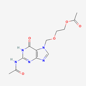 Chemical structure of 2-((2-Acetamido-6-oxo-1H-purin-7(6H)-yl)methoxy)ethyl acetate