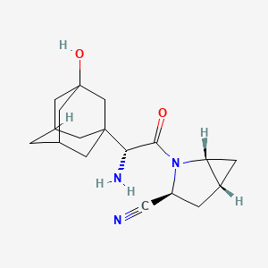 Chemical structure of (1R,3S,5R)-2-((2R)-2-Amino-2-(3-hydroxyadamantan-1-yl)acetyl)-2-azabicyclo[3.1.0]hexane-3-carbonitrile
